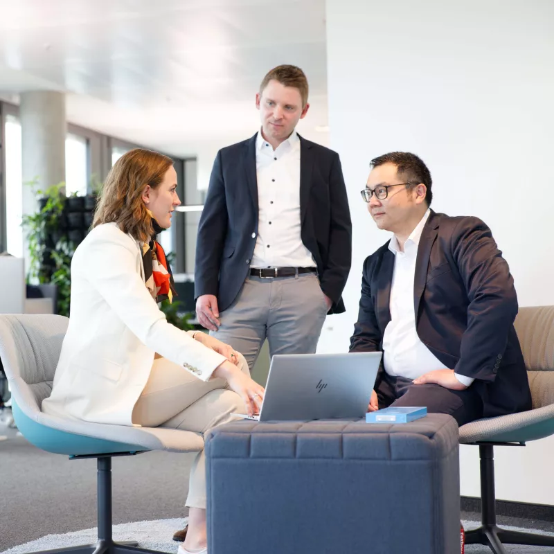 Porsche Consulting Battery Team Speaking and Discussiong in the Office