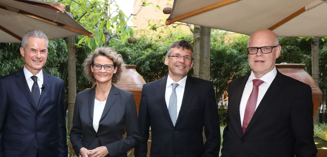 4 Menschen in Anzüge 