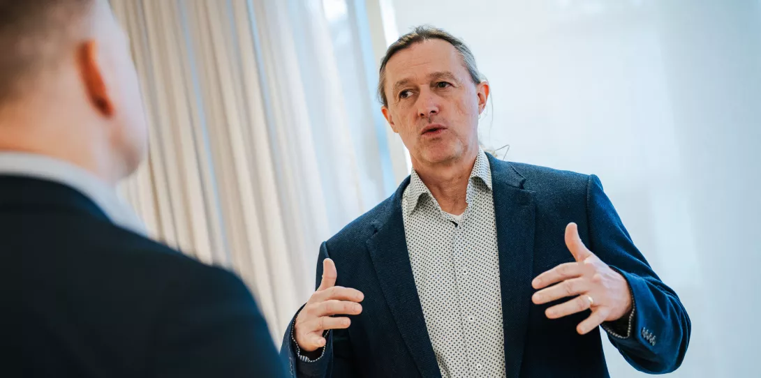 Bryn Roberts from Roche talking with Porsche Consulting in an Interview