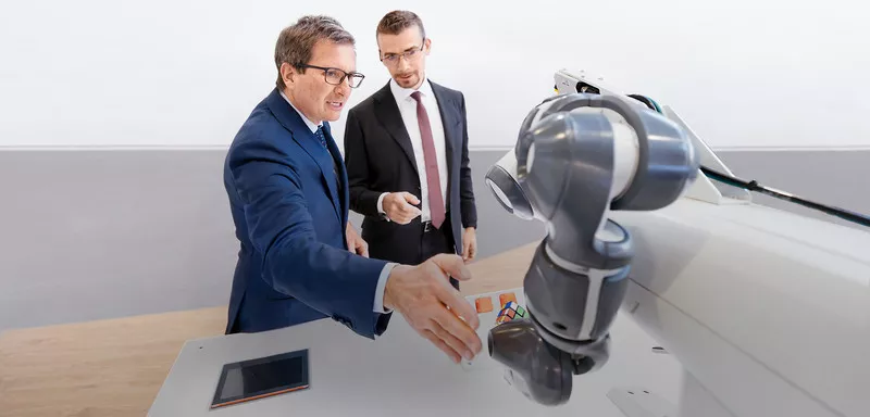 Leonardo Leani, Division Manager Robotics & Discrete Automation bei ABB (links) und Claudio Brusatori, Partner bei Porsche Consulting Italia