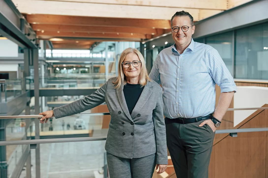 Barbara Bergmeier, Executive Director of Industrial Operations, and Dr. Heiko Gierhardt, Director Material Fulfilment at Jaguar Land Rover, a subsidiary of the India-​based Tata Group.