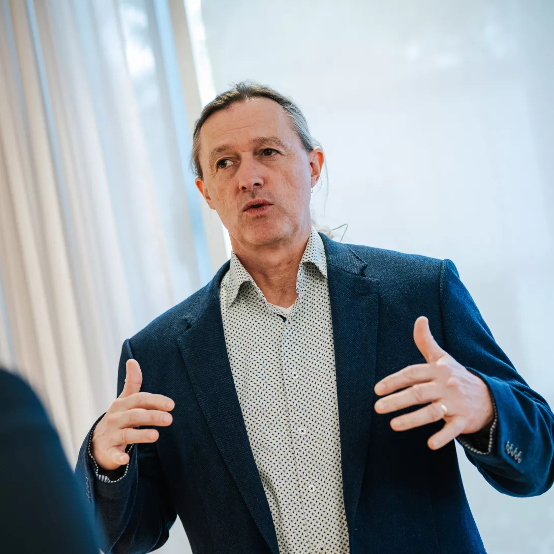 Bryn Roberts from Roche talking with Porsche Consulting in an Interview