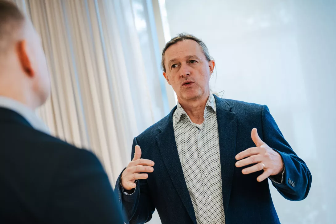 Bryn Roberts from Roche talking with Porsche Consulting in an Interview