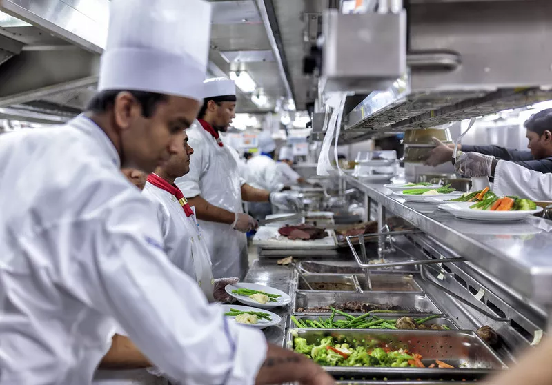 Koch an der arbeitsstelle 