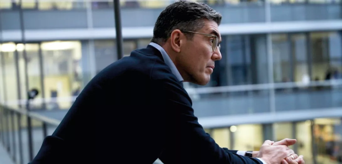 Man schaut vom Balkon