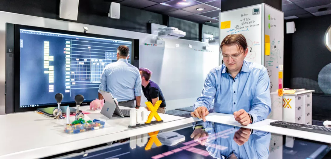 Ideen sofort in Prototypen verwandeln und ausprobieren: Im Raum 10 X in der IT-City von Volkswagen in Wolfsburg herrschen Idealbedingungen, um zehn Mal schneller zu sein als bisher. Foto: Porsche Consulting