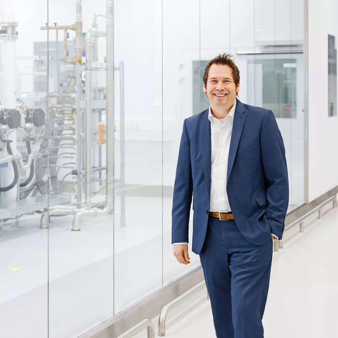 Horst Schmidt, Leiter des Geschäftsbereichs Power & Vacuum bei Siemens Healthineers, vor dem Reinraum. Mit der neuen Fabrik will er neue Maßstäbe setzen.