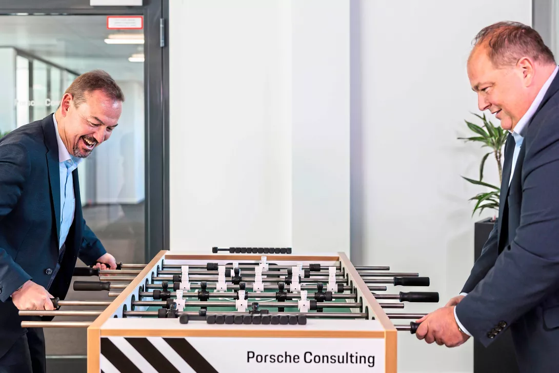 People playing the Porsche Consulting Football-Kicker