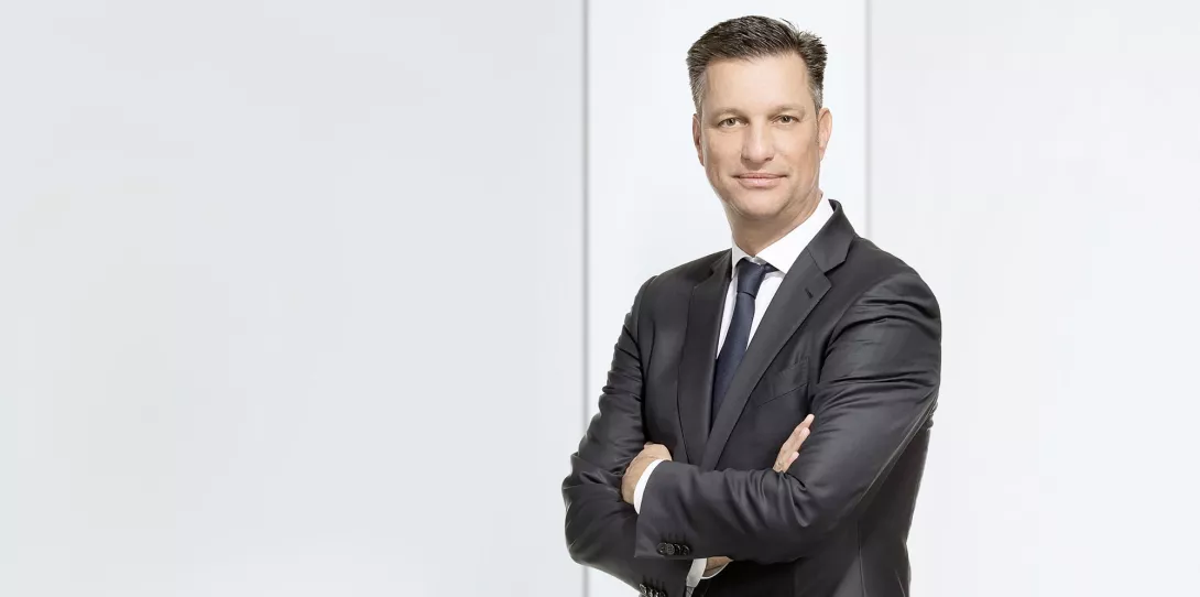 Thomas Schmall ist Konzernvorstand Volkswagen Group Technology und zugleich Aufsichtsratsvorsitzender der neuen Tochtergesellschaft PowerCo SE. Sie baut in Europa und Nordamerika eigene Zellfabriken auf und will neue Produktionsmethoden etablieren.