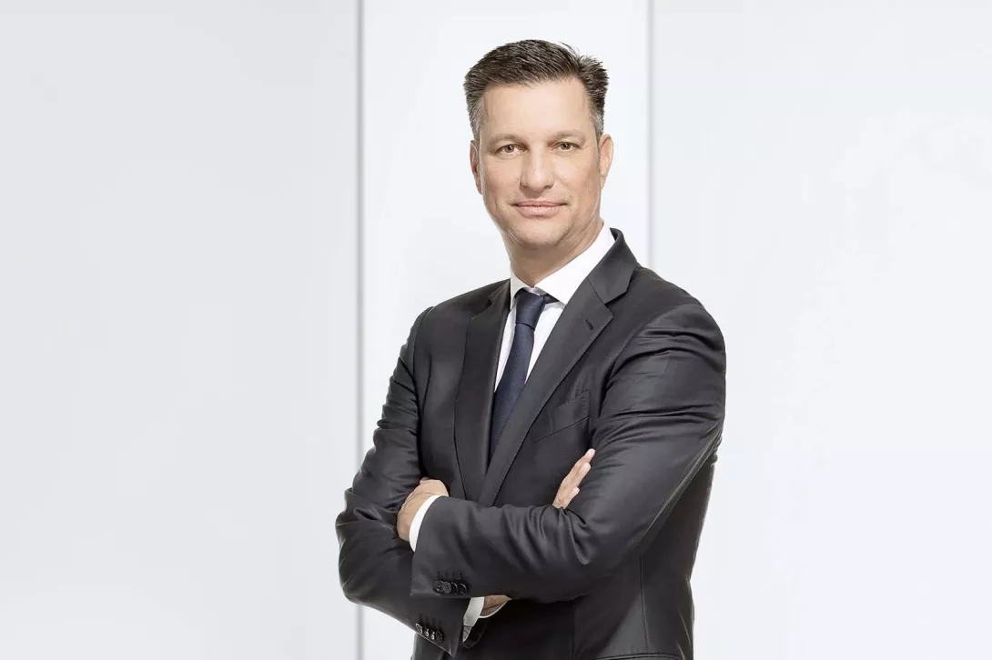 Thomas Schmall ist Konzernvorstand Volkswagen Group Technology und zugleich Aufsichtsratsvorsitzender der neuen Tochtergesellschaft PowerCo SE. Sie baut in Europa und Nordamerika eigene Zellfabriken auf und will neue Produktionsmethoden etablieren.