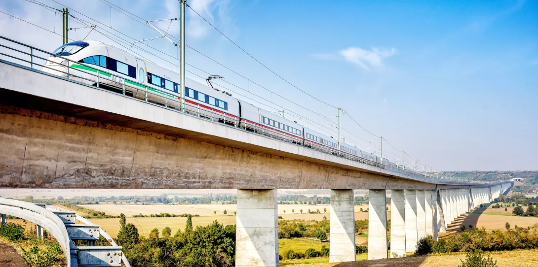 Mit 2,7 Kilometern Länge ist die 2012 fertiggestellte Unstruttalbrücke (Höhe: 49 Meter) zwischen Erfurt und Leipzig das zweitlängste Brückenbauwerk der Bahn in Deutschland. Sie ist Teil einer 2,8 Milliarden Euro teuren und 123 Kilometer langen Neubaustrecke. Auch für solche Jahrhundertprojekte braucht das Infrastruktursystem Schiene mehr Planungsstabilität – insbesondere bei der Finanzierung.