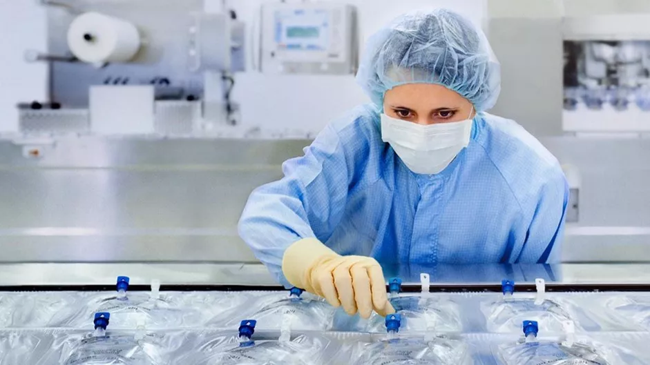 Fresenius Kabi Employee with mask in laboratory