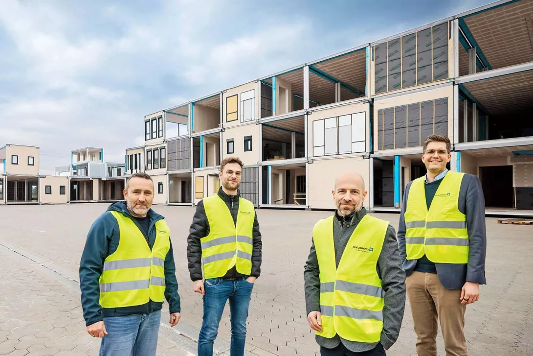 So macht man Schule: Werkleiter Jörg Draschner, der Leiter der Produktentwicklung Jonas Beuth und Geschäftsführer Oliver Hartmann von Kleusberg und Berater Tobias Michels von Porsche Consulting (von links) wollen die Bauzeit von Jahren auf drei Monate verkürzen.