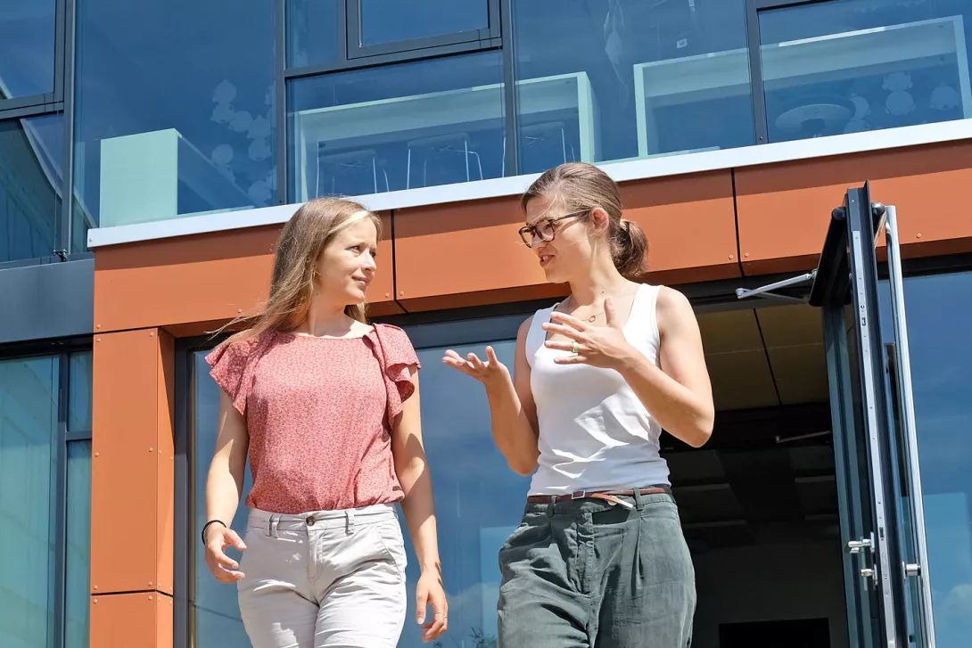 Gründergeist wird belohnt: Für ihre innovative Produktidee wurden die Gründerinnen von Traceless Materials Dr. Anne Lamp (CEO, links) und Johanna Baare (COO, rechts) im Jahr 2022 mit dem Deutschen Gründerpreis ausgezeichnet. Mit dem entwickelten Bio-​Granulat werden Kunststoffprodukte vollständig kompostierbar. 